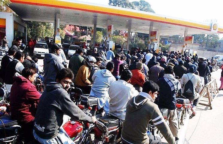 Fuel shortage paralyses Lahore amid road closures