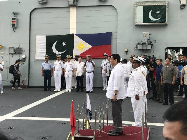 Duterte tours Pakistani missile guided warship docked in Phillipines