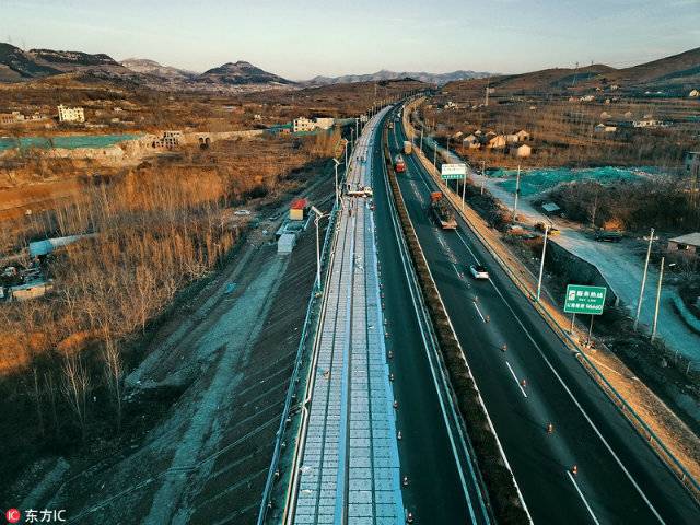 China tests world’s first solar expressway