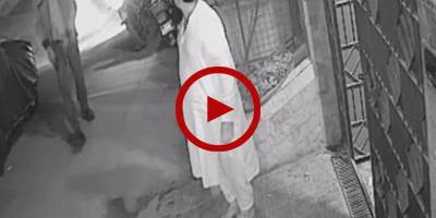 CCTV footage of wallet snatching incident outside of a house in Karachi