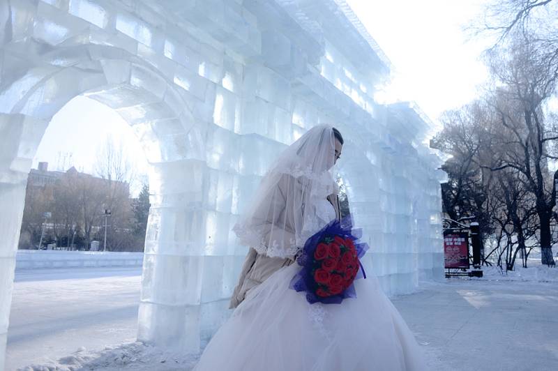 Chinese couples brave the cold for ice wedding at Harbin International Ice Festival