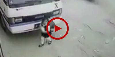 Graphic Footage: Van runs over a minor school girl in Karachi