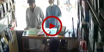 CCTV footage of robbery in mobile shop at gunpoint in Karachi