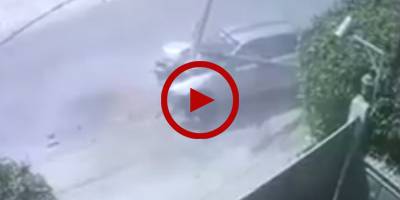 Over-speeding car smashes into electric pole in Karachi