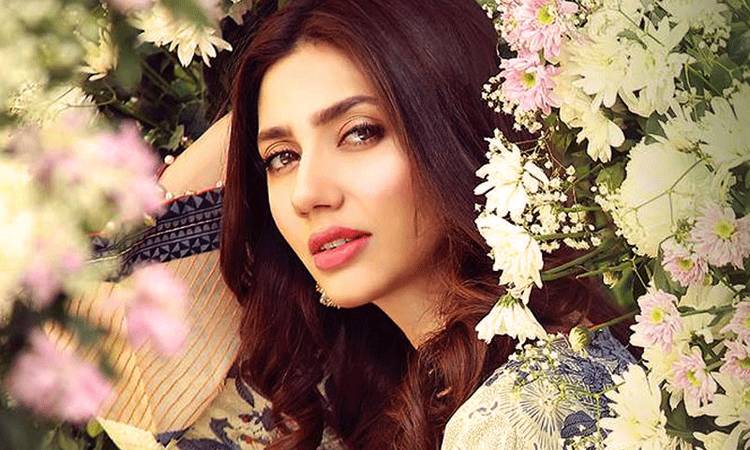 Mahira Khan reveals first look from ‘7 Din Mohabbat In’