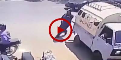Robbery bid foiled after security guard opens fire in Karachi (Video)
