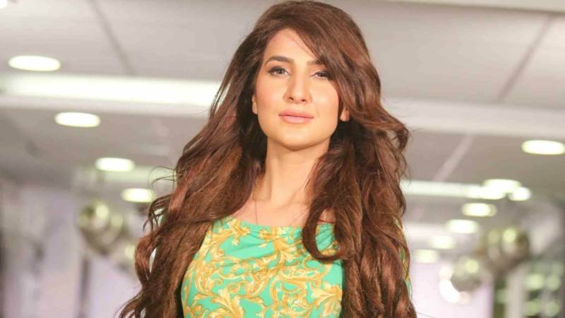 Areeba Habib apologizes to Zara Noor Abbas for bashing her on ramp walk