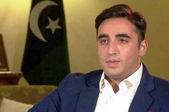 Bilawal Bhutto pays condolences to late actress Madeeha Gohar by visiting her home