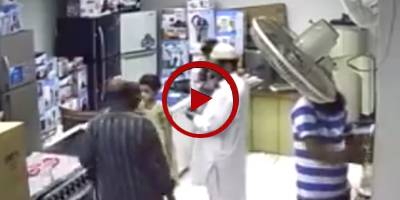 Robbers filmed snatching money in Karachi's electronic store (VIDEO)