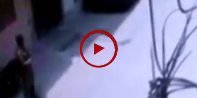 Robber takes away motorbike in few seconds from outside of a house in Karachi (VIDEO)