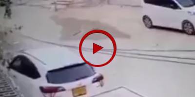 Robber caught on camera while stealing car mirror in Karachi (VIDEO)