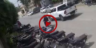CCTV footage of motorbike robbery in broad daylight in Karachi's Muhammad Ali Society (VIDEO)