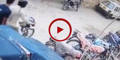 CCTV footage of motorcycle stealing in Karachi (VIDEO)