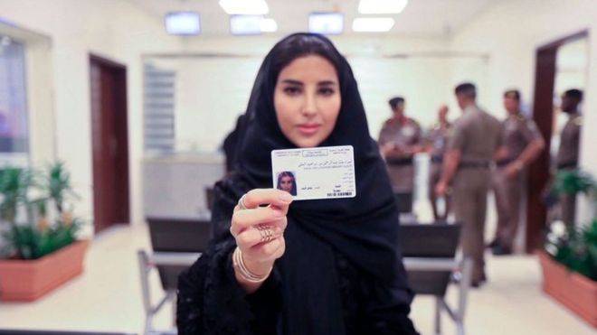 Saudi Arabia issues first driving licences to 10 women (VIDEO)