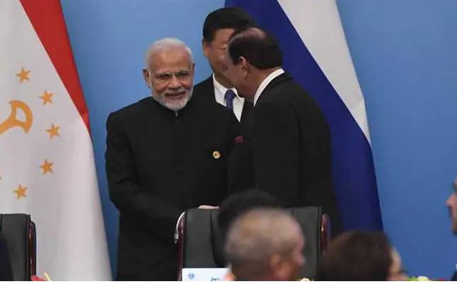 SCO Summit 2018: President Mamnoon Hussain, PM Narendra Modi shake hands in China
