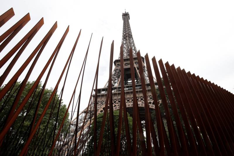 Paris builds permanent anti-terror fence around Eiffel Tower