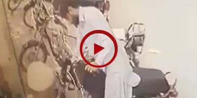 CCTV footage of motorbike stealing in broad daylight in Karachi (VIDEO)