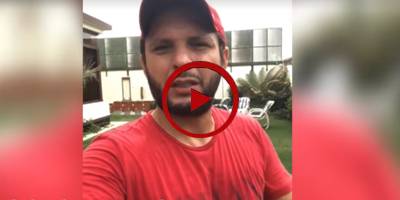 Shahid Afridi gives shoes to waste pickers (VIDEO)