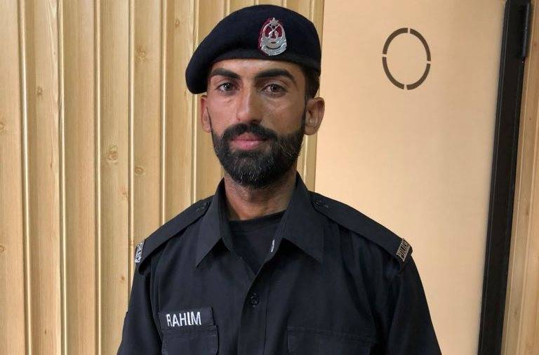 Honest Pakistani policeman returns lost cash to rightful owner