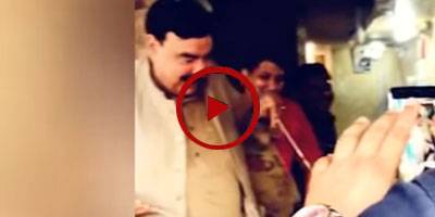Sheikh Rasheed baking chapati in clay oven amid election campaign (VIDEO)