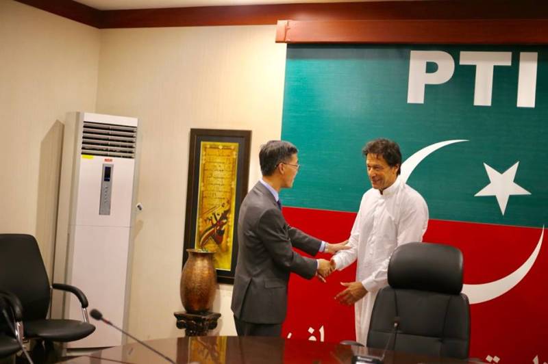 Top Chinese envoy calls on Pakistan's PM-designate Imran Khan at Bani Gala