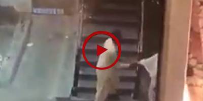 Robbers snatch bag from senior woman in Karachi (VIDEO)