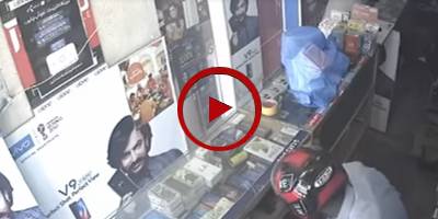 Armed robbery in Karachi's mobile shop (VIDEO)