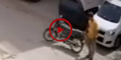 CCTV footage of snatching mobile from a citizen in Karachi (VIDEO)