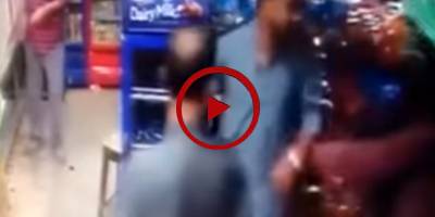 CCTV footage of snatching valuables from customers in Karachi (VIDEO)