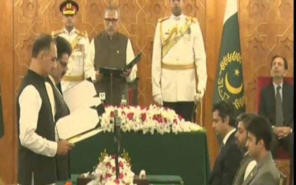 Federal cabinet expands as six new ministers sworn in