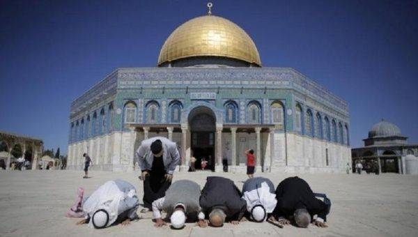 Israel bars Palestinians from entering Al-Aqsa Mosque in Jerusalem