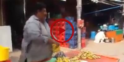 Vendor distributes free bananas after court suspends Nawaz, Maryam's conviction (VIDEO)