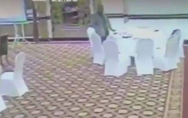Grade 20 officer filmed stealing Kuwaiti delegate's wallet