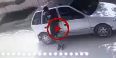CCTV footage of robbery in Karachi's Gulistan-e-Johar (VIDEO)