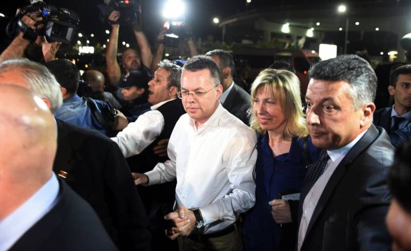 Detained US pastor Andrew Brunson freed by Turkish court