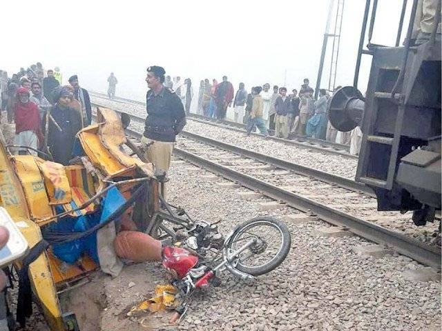 Women among 10 dead as rickshaw collided with train in Kashmor