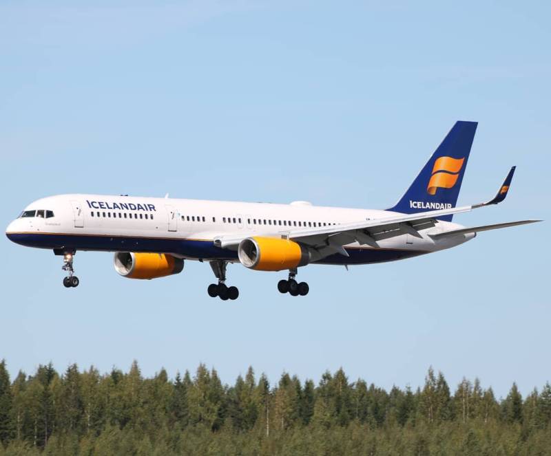 Emergency landing: Icelandair flight drops 12,000ft in 3 minutes as window 'shattered'