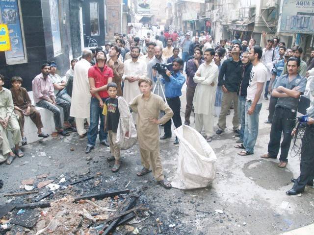 Fire erupts at Hall Road's shopping plaza in Lahore