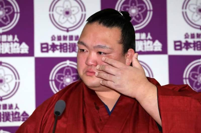 Only Japanese-born sumo champ announces retirement