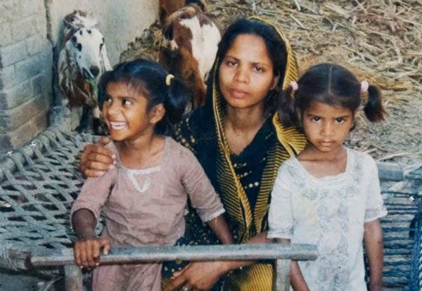 Asia Bibi 'to join her daughters in Canada' after cleared of blasphemy charges