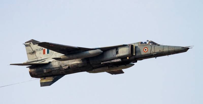 India’s MiG-27 fighter jet crashes near Pakistan border