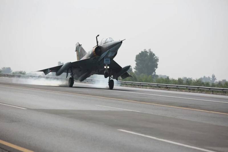 PAF fighter jets carry out off-runway operations on motorways, highways (VIDEO)