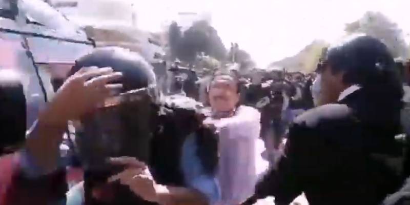 PPP Senator attacks policeman outside NAB Office in Islamabad