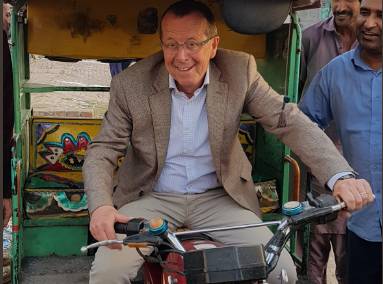 Martin Kobler just drove a Rickshaw and people can't stop reacting to it