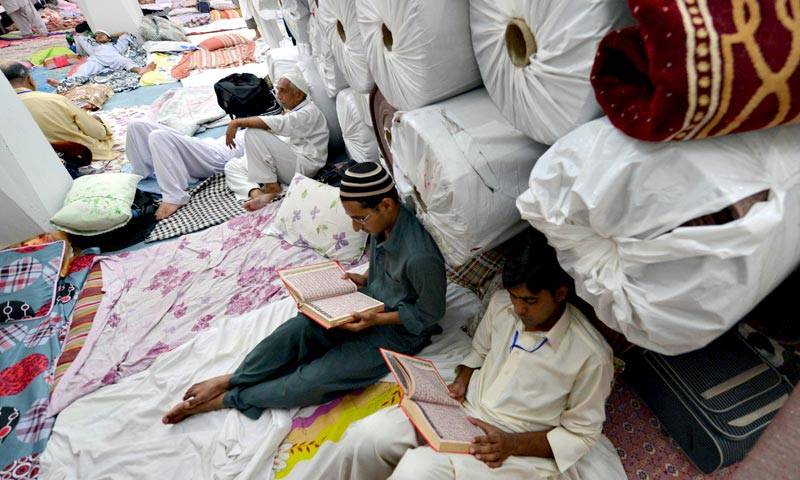 Thousands of Muslims sit in Itikaf in Pakistan