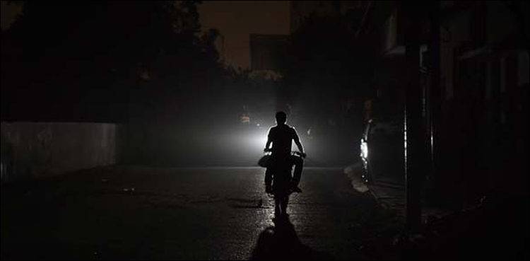 Major power breakdown after light rain plunges Karachi into darkness