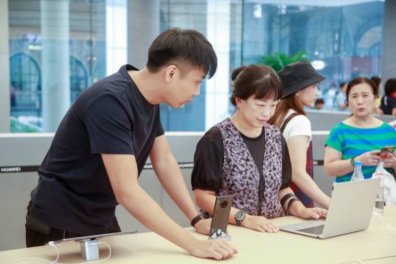 Huawei's first global flagship store opens in China
