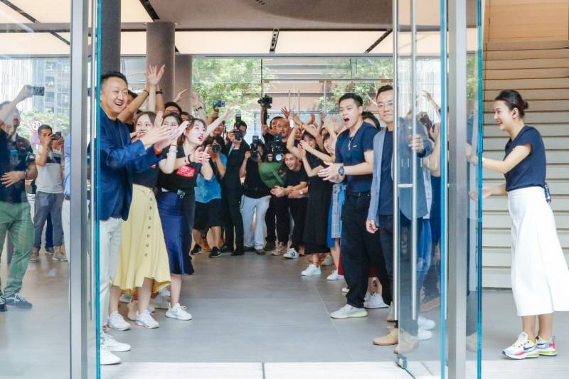 Huawei's first global flagship store opens in China