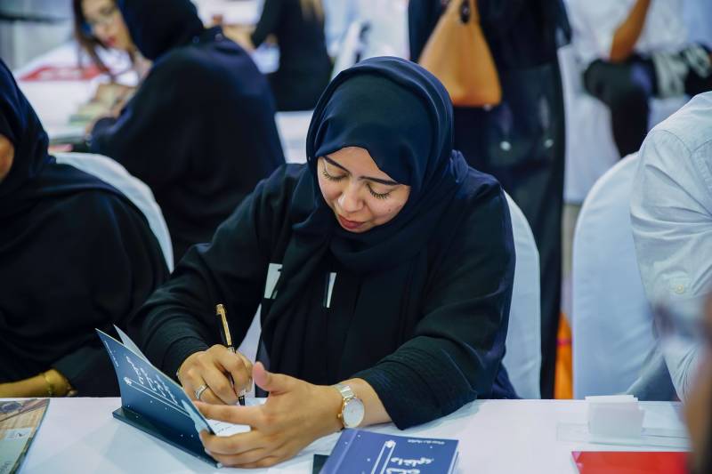 Pictures:1,502 authors sign own books at SIBF 2019, set new Guinness world record