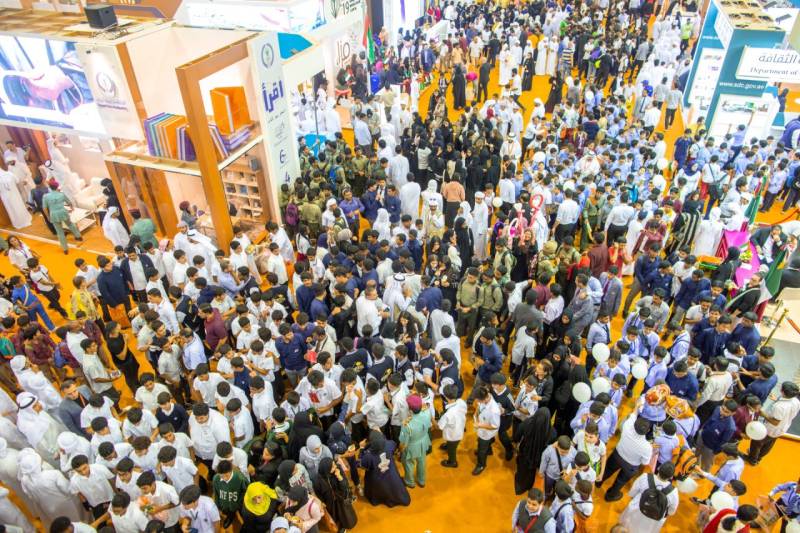 Pictures:1,502 authors sign own books at SIBF 2019, set new Guinness world record
